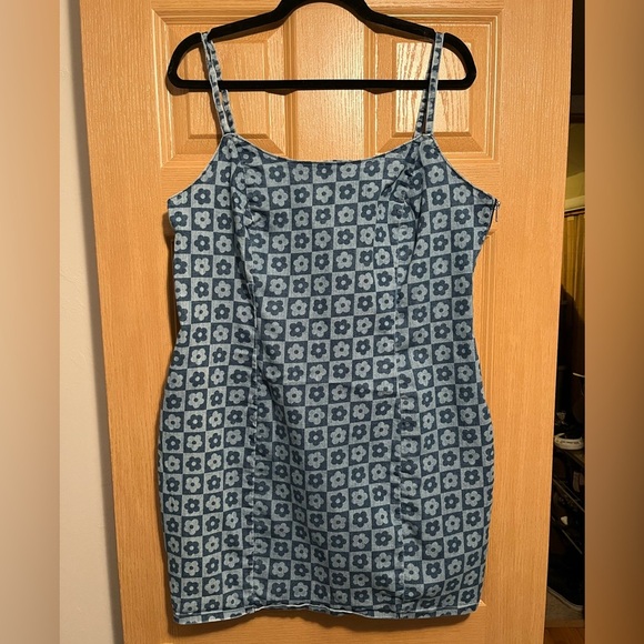 Divided Fitted Dress in Light Denim Blue/Floral - Picture 3 of 14